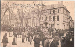 03.MOULINS.LA MANIFESTATION SUR LES COURS DE LA PREFECTURE.5 FEVRIER 1906. - Moulins