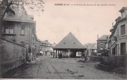 Cleres - L'Entree Du Bourg Et Les Vieilles Halles  - CPA °J - Clères