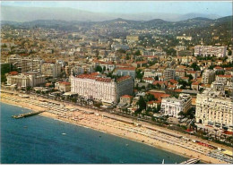 06.CANNES.VUE AERIENNE SUR LA CROISETTE.AU CENTRE L'HOTEL CARLTON.CPSM - Cannes