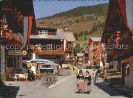 72230033 Saalbach-Hinterglemm Dorfstrasse Hoehenluftkurort Trachten Saalbach - Altri & Non Classificati