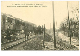 10.TROYES.n°1033.PENDANT L'INONDATION.1910.TRANSBORDEMENT DES VOYAGEURS SUR LA LIGNE DE CHALONS (AUX TAUXELLES) - Troyes
