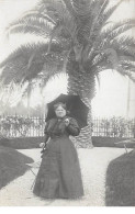 06 - N°64831 - CANNES - Femme Près D'un Palmier - Carte Photo à Identifier - Cannes