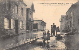 08 .n°109510 . Charleville . Crue De La Meuse 23 Janvier 1910 .rue De L Abreuvoir Pendant L Inondation . - Charleville