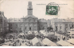 08 .n°108182 . Charleville . Tramways .place Ducale .un Jour De Marche . - Charleville