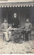 13 - N°77415 - MARSEILLE - Homme Servant à Boire à Deux Militaires - Carte Photo - Non Classés