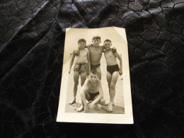 P-750 , Photo , Groupe De Jeunes Garçon En Maillot De Bains, Grau Du Roi, 24 Juin 1958 - Personnes Anonymes