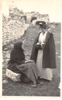 13 - N°72827 - SAINTES MARIES DE LA MER - Femme Donnant L'aumône à Une Vieille Dame - Carte Photo George - Arles - Saintes Maries De La Mer