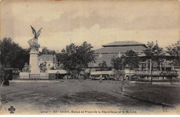 03 - VICHY - SAN34157 - Statue Et Place De La République Et Le Marché - Vichy