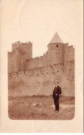 11 - N°83259 - CARCASSONNE - Un Homme Près Des Remparts De La Ville - Carte Photo - Carcassonne