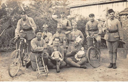 02 - N°83246 - SISSONNE - Militaires, Avec Des Vélos Et Des Poupées - Cyclisme - Carte Photo - Sissonne