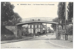 Cpa. 27 VERNEUIL SUR AVRE (ar. Evreux) La Fausse Porte Et Sa Passerelle (Petite Animation) N° 60  Ed. G. Boucher - Verneuil-sur-Avre