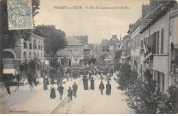 10 - NOGENT SUR SEINE - SAN52382 - La Rue St Laurent Un Jour De Fête - Nogent-sur-Seine