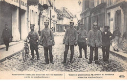 02 - SOISSONS - SAN44400 - Prisonniers Allemands Dans Une Rue - Soissons