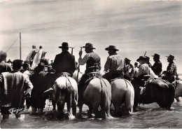 13 . N°kri10165 .les Saintes Maries De La Mer . Les Guardians A Cheval . N°96-2. Editions Modernes . Cpsm 10X15 Cm . - Saintes Maries De La Mer