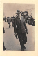 13 - N°84248 - MARSEILLE - Homme Portant Un Chapeau Marchant Dans La Ville - Carte Photo - Non Classés