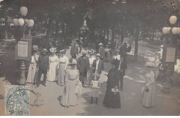 03 - N°86952 - VICHY - Hommes, Femmes Et Enfants Se Promenant Dans Une Allée D'un Parc - Carte Photo - Vichy