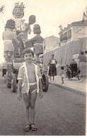 06 - N°86964 - NICE - Enfant Devant Un Char De Carnaval - Carte Photo - Carnaval