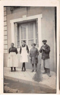 10 - N°86976 - TROYES - Femmes Et Un Homme Tenant Un Balai - Rue De La Monnaie - Carte Photo - Troyes