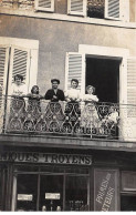 10 - N°86975 - TROYES - Femmes à Un Balcon Au-dessus D'un Commerce .... Troyens - Carte Photo - Troyes