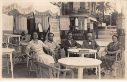 06 - N°86960 - CANNES - Hommes Et Femmes Attablés à Une Terrasse De Café - Palais De La Méditerranée - Carte Photo - Cannes