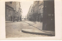 02 - N°85817 - SOISSONS - Une Rue, Avec Un Café Et Des Pompiers ??? - Carte Photo - Soissons