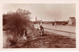 08. San67877. Sedan. La Meuse Et Le Pont De La Gare. Vue Sur Torcy. N°157. Edition Marquand . Cpsm 9X14 Cm. - Sedan