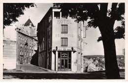 07. San67866. Aubenas. Le Chateau. Rue Henri Silhol Et Hotel Bellevue. N°40142. Edition La Cigogne . Cpsm 9X14 Cm. - Aubenas