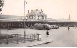 03. San67841. Vichy. La Gare. N°. Edition Les Traces Modernes. Cpsm 9X14 Cm. - Vichy