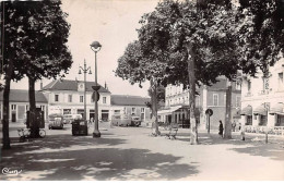 03. San67834. Montlucon. Place De La Gare. N°. Edition Combier. Cpsm 9X14 Cm. - Montlucon