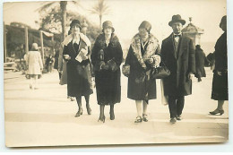 06 - N°88385 - NICE - Trois Femmes Et Un Homme Marchant Sur La Promenade Des Anglais - Carte Photo - Otros & Sin Clasificación