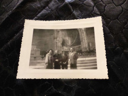 P-755 , Photo , Groupe De Personnes à Lourdes Devant La Vierge, Juin 1957 - Orte