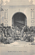 CPA CEYLON / BUDDHIST PRIESTS AT SHRINE / CEYLON - Sri Lanka (Ceilán)