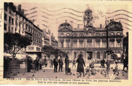 69 - Rhone -  LYON - Place Des Terreaux Devant L Hotel De Ville , Les Pigeons Font La Joie Des Enfants - Altri & Non Classificati