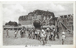 La Baule-Escoublac. Jeu De Ballon Sur La Plage Et L'hotel Hermitage. - La Baule-Escoublac