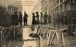 PARIS CRUE DE LA SEINE UNE PASSERELLE ENCOMBREE RUE DU BAC ET RUE DE L'UNIVERSITE - Paris Flood, 1910