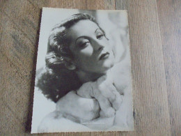 DANIELLE DARRIEUX Star Vedette Célébrité Cinéma Photographie 23 X 17 Offerte Par La Chocolaterie Clovis Veviers Chocolat - Personalidades Famosas