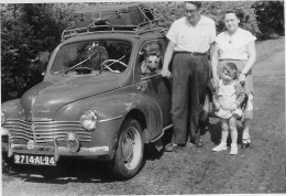 Photo D'une Famille Devant Une 4CV - Automobile