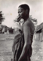 Tchad - Femme à Plateaux à Kyabé TAILLE DE LA CARTE POSTALE 15 Cm. Par 10 Cm. - POSTCARD SIZE 15 Cm. By 10 Cm. (5.9 In B - Tsjaad