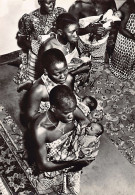 Congo Kinshasa - Mission De Kilomines (aujourd'hui Bambu Mines) - Jeunes Mères Apportant Leurs Enfants Au Père Pour Les  - Belgian Congo