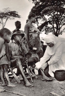 Congo Kinshasa - Mission De MONGBWALU - Soins Aux Malades Dans Un Village De Brousse TAILLE DE LA CARTE POSTALE 15 Cm. P - Belgisch-Congo