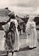 Congo Kinshasa - Mission De MONGBWALU - Une Jeune Mère Indigène Portant Son Bébé Dans Le Dos TAILLE DE LA CARTE POSTALE  - Congo Belga