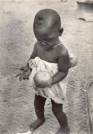 Cameroun - Les Premiers Pas D'Élisabeth, Ptite Fille Indigène TAILLE DE LA CARTE POSTALE 15 Cm. Par 10 Cm. - POSTCARD SI - Cameroon