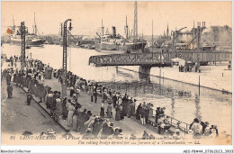 ABSP8-44-0733 - SAINT-NAZAIRE - Le Pont Roulant S'Ouvrant Pour Le Passage D'Un Transatlantique  - Saint Nazaire