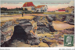 ABSP4-44-0352 - PREFAILLES - Grottes Dans La Falaise Et Chalets Sur La Cote  - Préfailles