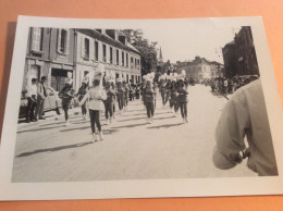 Photo Cavalcade Fanfare Défilé Majorettes Corso Fleuri Fête Saint Clair GOURNAY EN BRAY 76 Seine Maritime Normandie 1967 - Orte