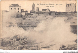 ADPP4-44-0304 - BOURG-de-BATZ - Une Vague Contre La Jetée  - Batz-sur-Mer (Bourg De B.)