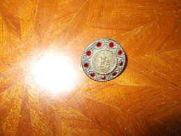 Ancienne Broche Medaille Religieuse Notre Dame De Sion Cabochons Verre Rouge Style Rubis Vintage Religieux Piété église - Sonstige & Ohne Zuordnung