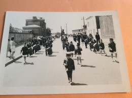 Photo Cavalcade Fanfare Défilé Majorettes Corso Fleuri Fête Saint Clair GOURNAY EN BRAY 76 Seine Maritime Normandie 1967 - Plaatsen