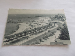 ARCACHON  ( 33 Gironde ) LA PLAGE  TRES ANIMEES 1955  BATEAUX  VIEILLES AUTOS - Arcachon