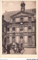 AFDP4-55-0460 - VERDUN - La Cour D'honneur De L'hôtel De Ville Entre Les Canons - Un Obus Monstre - Verdun